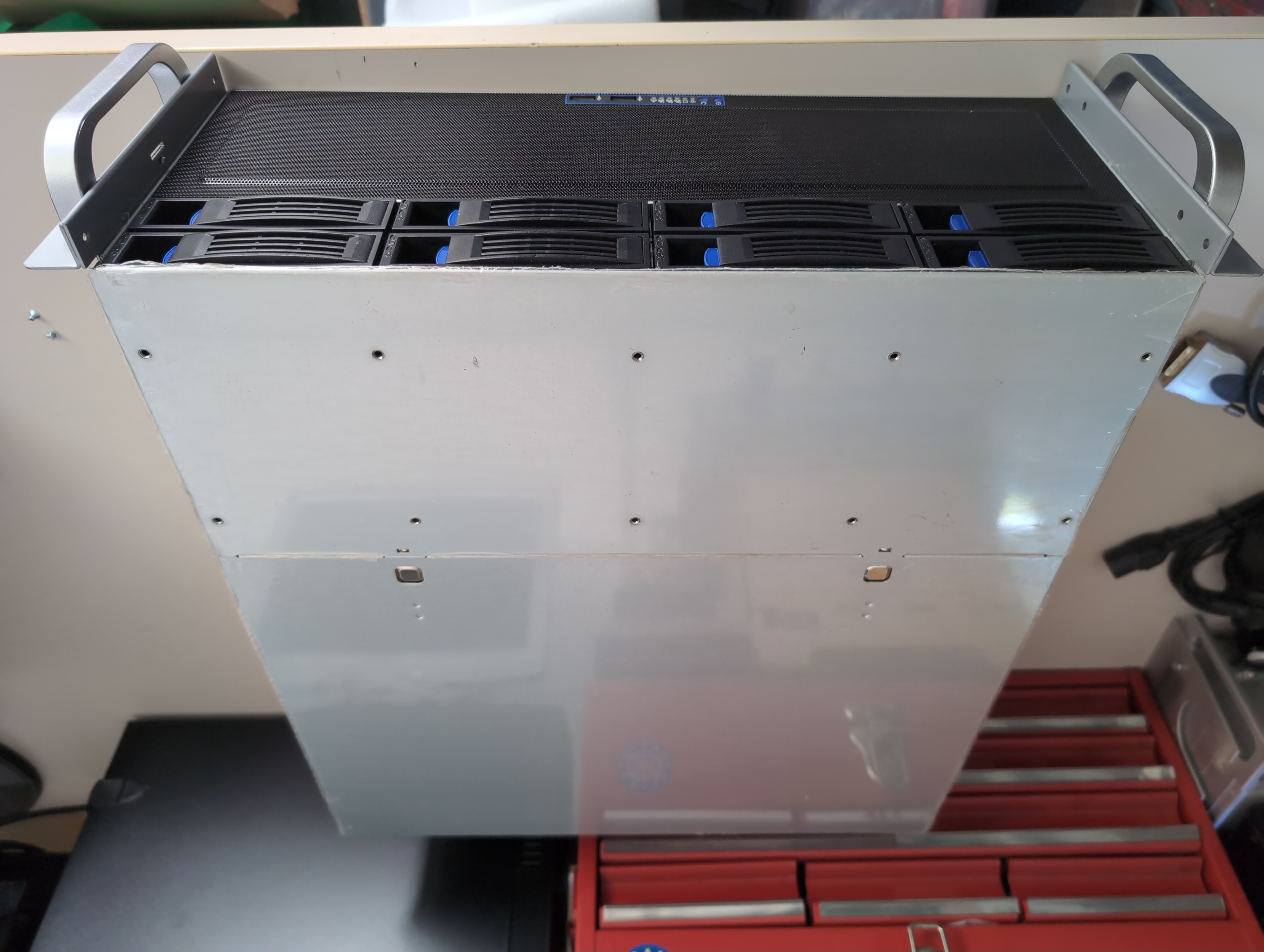 A picture showing the server case.
