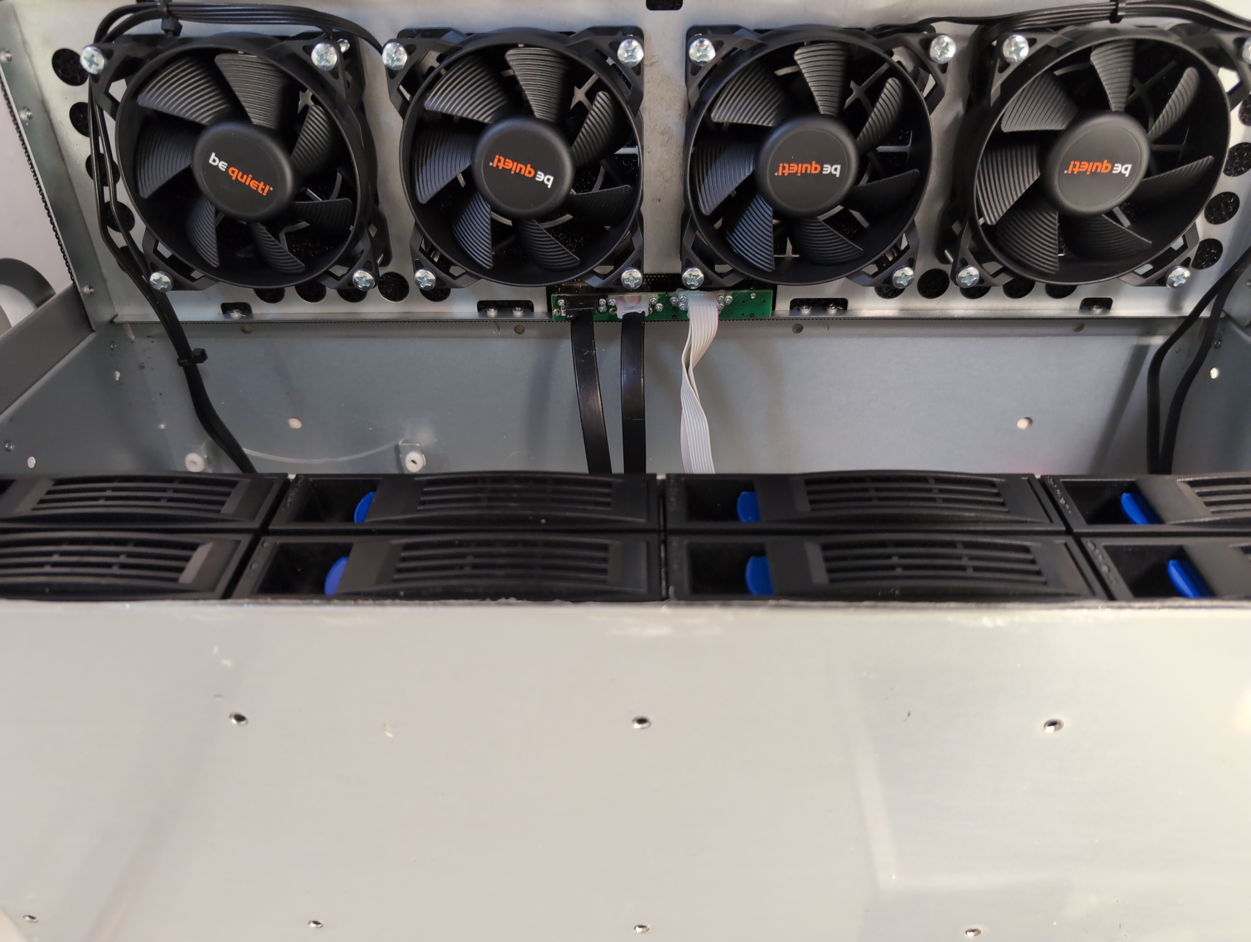 A picture showing four fans screwed onto the front panel of the server.
